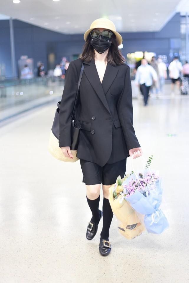 杏彩体育，张天爱不走寻常路西服套装偏要“真空”穿白色更显高级气质