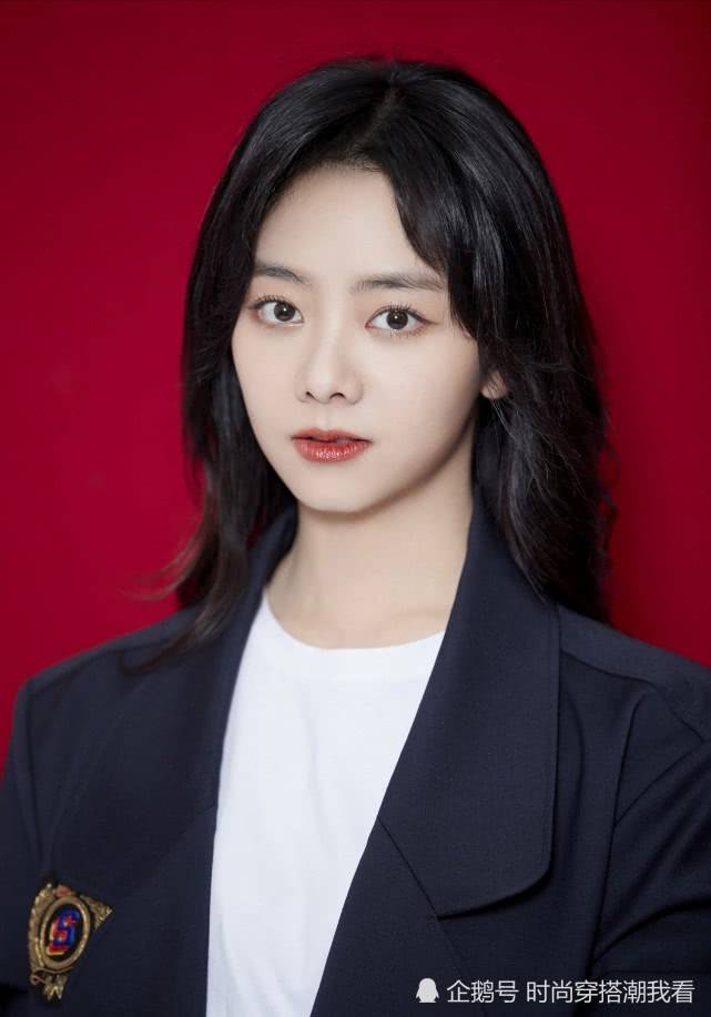 杏彩体育，有一种帅气叫谭松韵的证件照穿白T恤+黑色西装太飒了贼让人稀罕