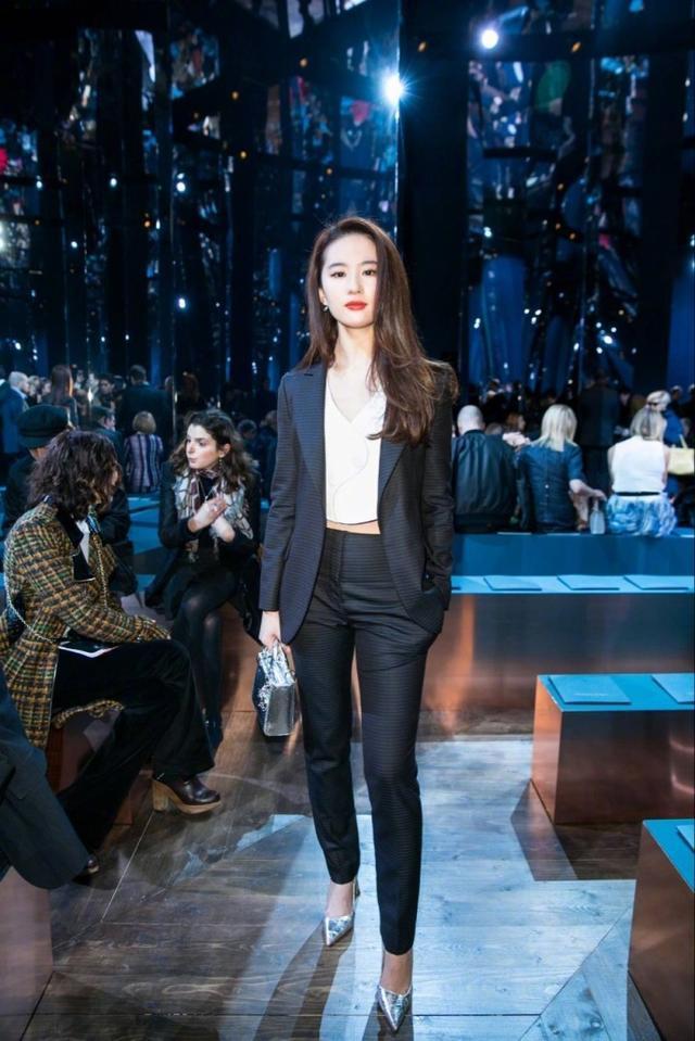 杏彩体育,女星西装照太撩人!赵丽颖俏皮可爱杨幂知性优雅郑爽韩范十足