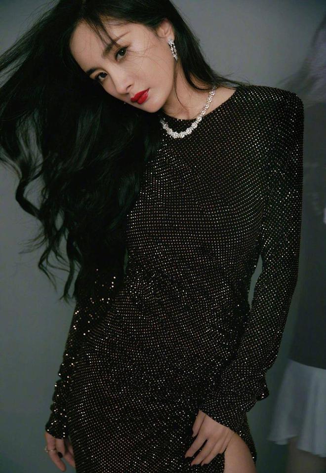 杏彩体育，西装幂来了！黑色大波浪配黑色西服套装彰显霸道总裁范儿的气场