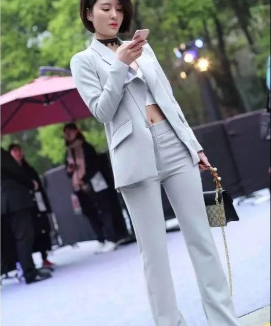 杏彩体育，工作女性搭配经典的西装不拘泥于传统的时尚风格