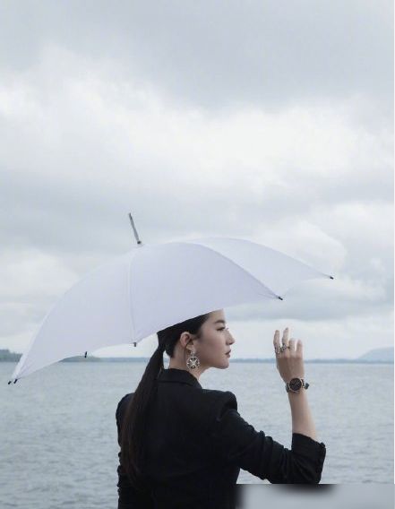 杏彩体育,刘亦菲近照曝光穿黑西装又飒又美却被网友吐槽栏杆p歪了
