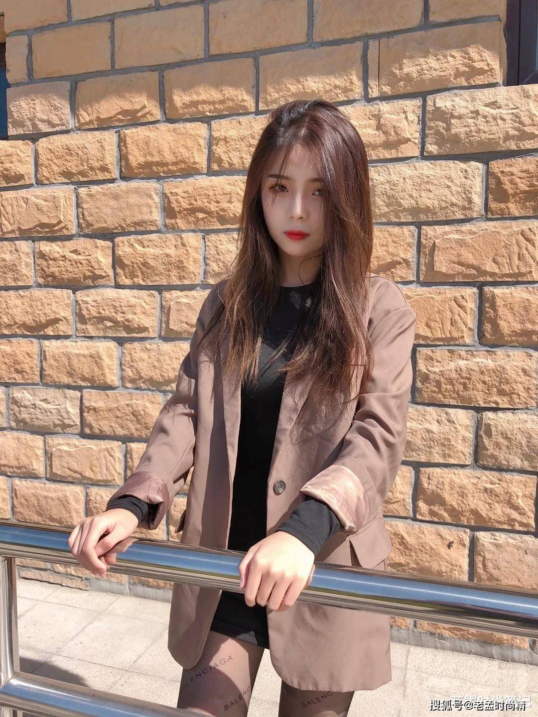 杏彩体育,摄影:轻熟妩媚的大姐姐 时尚穿搭西服配 尽显女人味十足