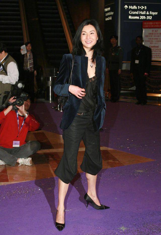 杏彩体育,张曼玉不是大美女但气质出众时尚西装配七分裤潇洒利落有气质