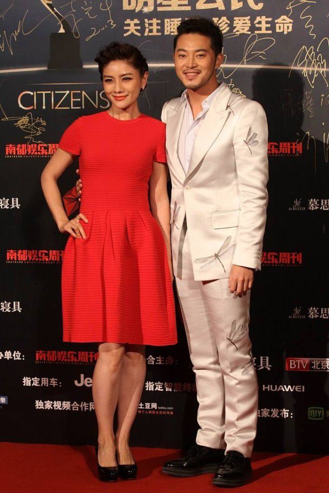 杏彩体育，胡可与老公沙溢同框“一白一红”穿搭真亮眼越看越有夫妻相