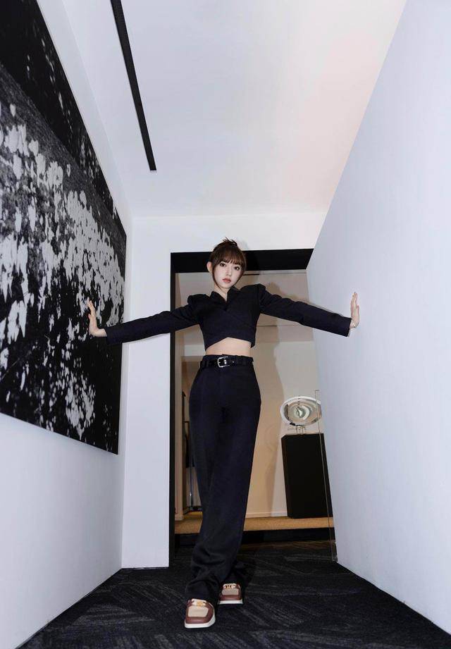 杏彩体育,女人不管你高矮胖瘦穿西装建议别配高跟鞋程潇的穿法更新潮