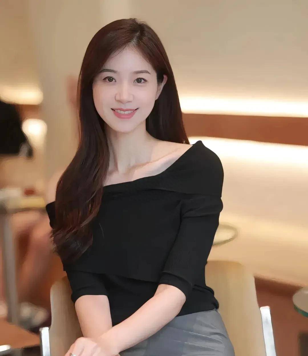 杏彩体育,灰色西装看起来棒极了!