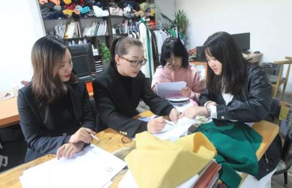 杏彩体育,郑州真实的服装私人定制:一套西服上万元两三千元最常见